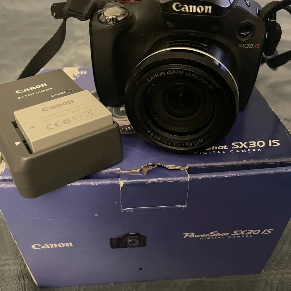 Canon PowerShot SX30 IS 35X Zoom 14.1MP Digital Camera Charger Battery & Box